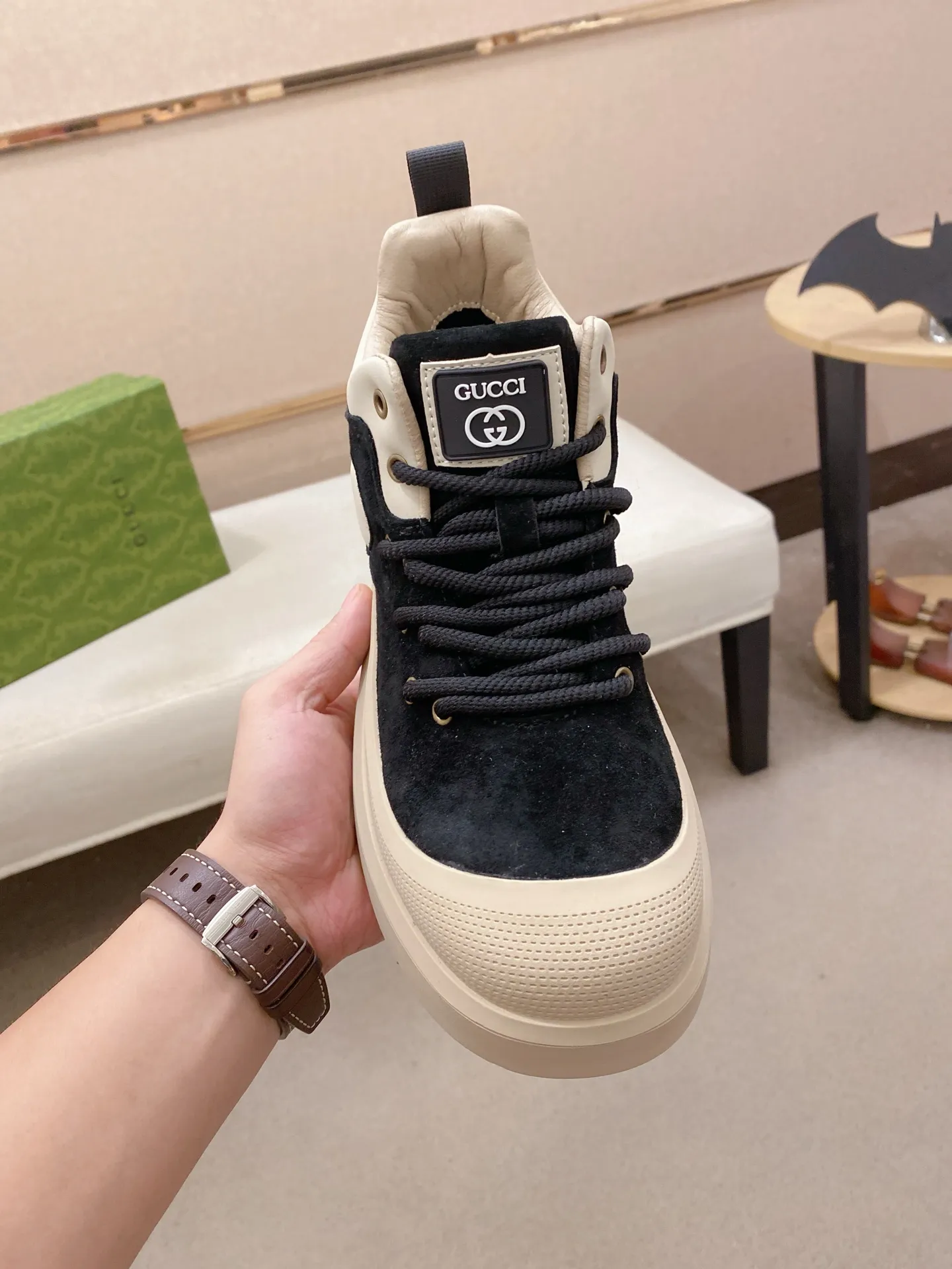 Men's men's shoes 💰 462💰🇮🇹🇮🇹GUCCI (Gucci) top 🔍🔍 new models are on sale at the same time at the counter. The uppers 🇮🇹 are imported from Italy and are made of top-grain cowhide. Fully imported genuine leather lining 💪💪, completely 1⃣️ to 1⃣️ replica 🇮🇹💪💪, ⚠ sole: original sole provided by the original factory, exclusive movable molded sole super comfortable, ⚠ original factory follow-up, 🔍🔍 high quality, you can go in and out of the counter at will, welcome to compare⚠. Code number:38-44
